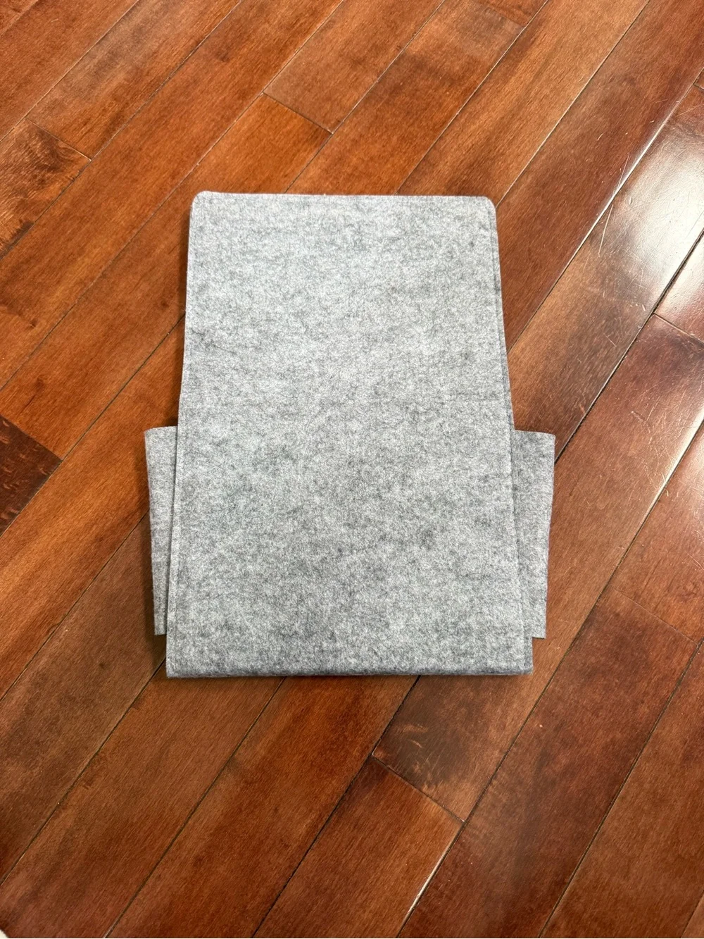 Kikkerland Gray Felt Off the Bed Storage Pocket Bedside Caddy Organizer